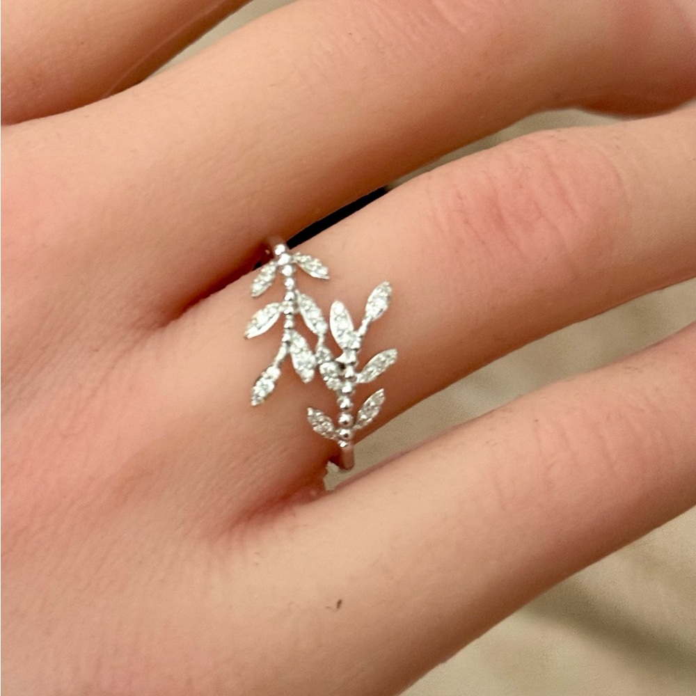 Elegant 18 karat white Gold Leaf Ring